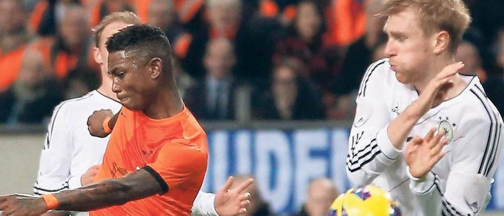 Neue Akzentuierung. Per Mertesacker, der sich hier in einen Schuss von Eljero Elia wirft, zeigt, was im Spiel gegen Holland gefordert war. 