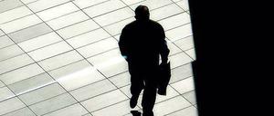 Der Krise zum Trotz. Im Schatten der Geschäftsbanken wachsen unregulierte Finanzdienstleister, die ihren Sitz häufig in Steuerparadiesen haben. 