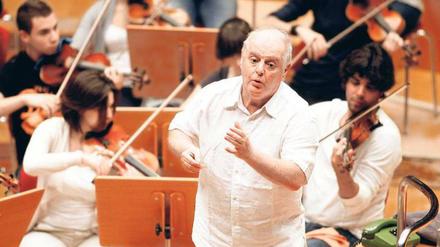 Mit Musik Grenzen überwinden. Daniel Barenboim bei einer Probe mit seinem West-Eastern Divan Orchestra.