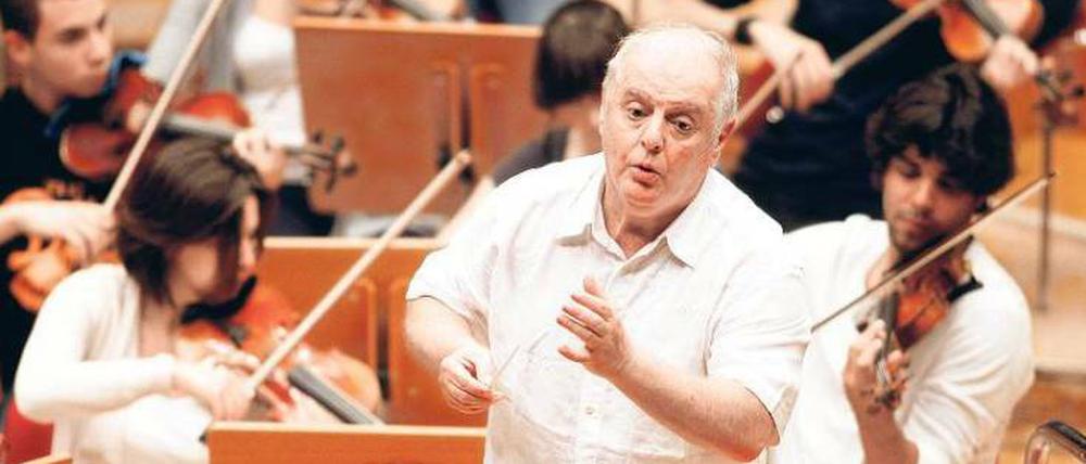 Mit Musik Grenzen überwinden. Daniel Barenboim bei einer Probe mit seinem West-Eastern Divan Orchestra.