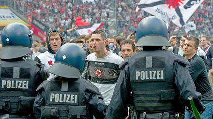 Konfrontation zwischen Polizei und Anhängern von Eintracht Frankfurt im April 2012.