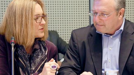 Margarete Koppers und Frank Henkel vor dem Innenausschuss am Montag. 