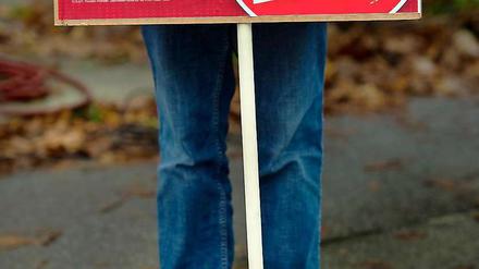 Am 1.11. hat die NPD wieder in Dresden demonstriert, mit diesem Plakat. Die Innenminister der Länder können sich nicht einig werden, ob ein neues Verbotsverfahren gegen die Partei eingeleitet werden sollte.