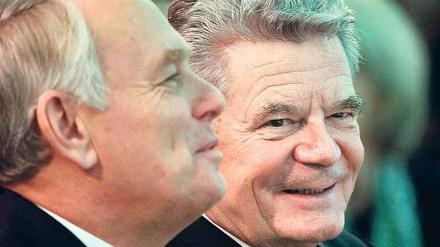 Der Erste unter den Freunden und Partnern. So sehe Frankreich seinen Nachbarn Deutschland, sagte der französische Premier Jean-Marc Ayrault (links) am Donnerstag bei einem Kongress in Berlin. Bundespräsident Joachim Gauck wird’s gefreut haben.Foto: Steffi Loos/dapd
