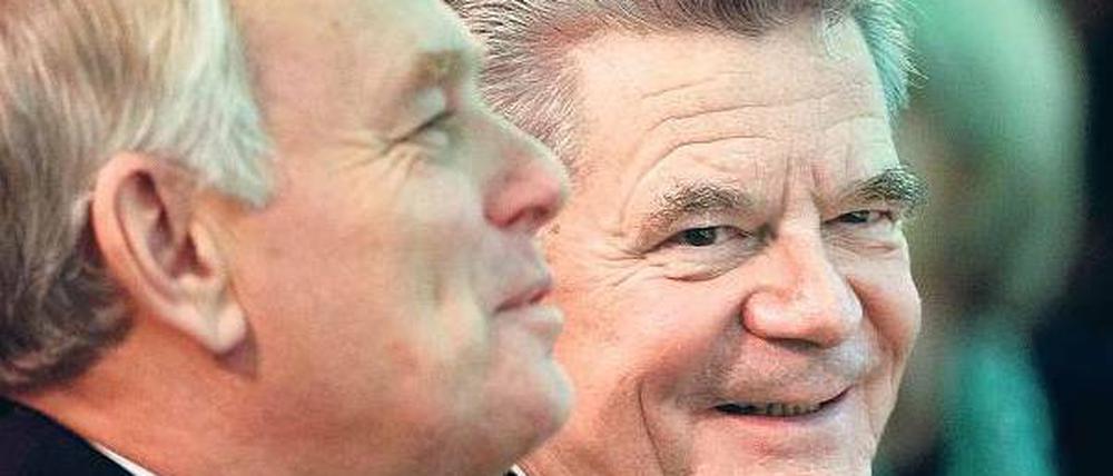 Der Erste unter den Freunden und Partnern. So sehe Frankreich seinen Nachbarn Deutschland, sagte der französische Premier Jean-Marc Ayrault (links) am Donnerstag bei einem Kongress in Berlin. Bundespräsident Joachim Gauck wird’s gefreut haben.Foto: Steffi Loos/dapd