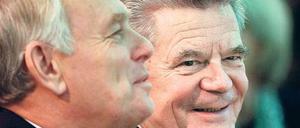 Der Erste unter den Freunden und Partnern. So sehe Frankreich seinen Nachbarn Deutschland, sagte der französische Premier Jean-Marc Ayrault (links) am Donnerstag bei einem Kongress in Berlin. Bundespräsident Joachim Gauck wird’s gefreut haben.Foto: Steffi Loos/dapd