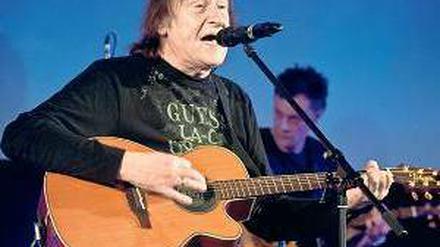 Gekommen, um zu bleiben. Puhdys-Sänger Dieter „Maschine“ Birr zerstreut Gerüchte am liebsten mit der Gitarre. Der Titel des 37. Studioalbums „Es war schön“ hatte Spekulationen ausgelöst. Foto: dapd