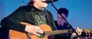 Gekommen, um zu bleiben. Puhdys-Sänger Dieter „Maschine“ Birr zerstreut Gerüchte am liebsten mit der Gitarre. Der Titel des 37. Studioalbums „Es war schön“ hatte Spekulationen ausgelöst. Foto: dapd