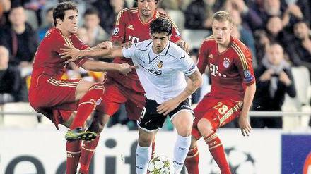 Defensivhattrick. Fast eine Stunde lang durften die Bayern in Valencia in Überzahl agieren. Zum Sieg reichte es trotzdem nicht. Foto: dapd