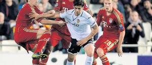 Defensivhattrick. Fast eine Stunde lang durften die Bayern in Valencia in Überzahl agieren. Zum Sieg reichte es trotzdem nicht. Foto: dapd