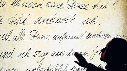 „Der echte Kleist“? Die Hanser-Ausgabe, die auch bei dtv erscheint, ist erschwinglich für Schüler und Studierende. Doch Kleist-Forscher regen sich über sie auf. – Das Foto zeigt einen Text des Dichters im Kleist-Museum in Frankfurt/Oder.