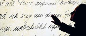 „Der echte Kleist“? Die Hanser-Ausgabe, die auch bei dtv erscheint, ist erschwinglich für Schüler und Studierende. Doch Kleist-Forscher regen sich über sie auf. – Das Foto zeigt einen Text des Dichters im Kleist-Museum in Frankfurt/Oder.