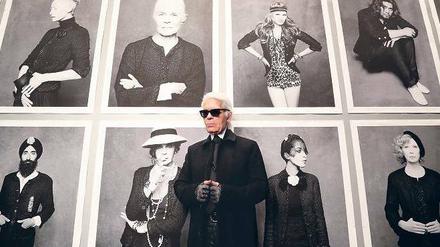 Ein Mann und seine Musen. Karl Lagerfeld wurde am Dienstagabend selbst zur Ausstellungseröffnung erwartet – natürlich mit Sonnenbrille und Chanel-Anzug. Foto: Reuters