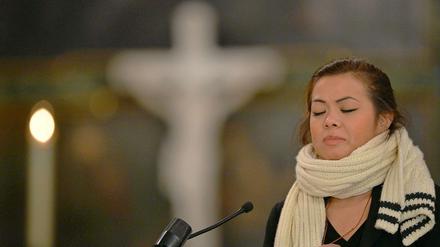Tina K. atmet vor ihrer Rede in der Marienkirche noch einmal durch. Sie will die Erinnerung an ihren Bruder Jonny lebendig halten.