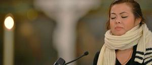 Tina K. atmet vor ihrer Rede in der Marienkirche noch einmal durch. Sie will die Erinnerung an ihren Bruder Jonny lebendig halten.