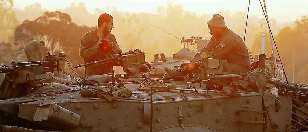 Israelische Soldaten ruhen sich während der Feuerpause im Gazastreifen auf einem Panzer aus.