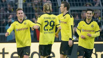 Dortmunds Marcel Schmelzer, Ivan Perisic und Ilkay Gündogan (v. l.) jubeln mit Mario Götze über sein 3:1 gegen Fürth.