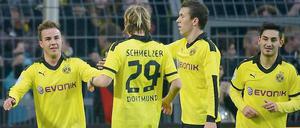 Dortmunds Marcel Schmelzer, Ivan Perisic und Ilkay Gündogan (v. l.) jubeln mit Mario Götze über sein 3:1 gegen Fürth.