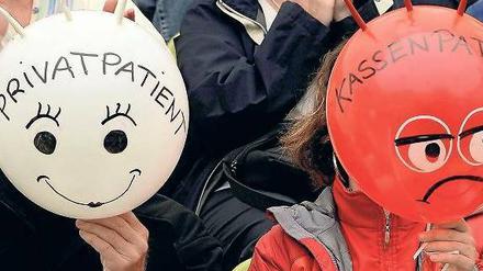 Gesetzlich versichert oder privilegiert? Beim Blick auf seine Beitragssteigerungen verging schon manchem Privatpatienten das Lachen. Im kommenden Jahr allerdings fallen die Aufschläge moderat aus. Richtig teuer wird es nur für Neukunden. Foto: Philipp Guelland/dapd