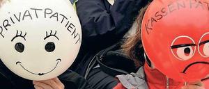 Gesetzlich versichert oder privilegiert? Beim Blick auf seine Beitragssteigerungen verging schon manchem Privatpatienten das Lachen. Im kommenden Jahr allerdings fallen die Aufschläge moderat aus. Richtig teuer wird es nur für Neukunden. Foto: Philipp Guelland/dapd
