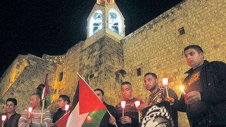 Historischer Ort, heute Kriegsschauplatz. Palästinenser letzte Woche bei einer Mahnwache vor der Geburtskirche in Bethlehem.