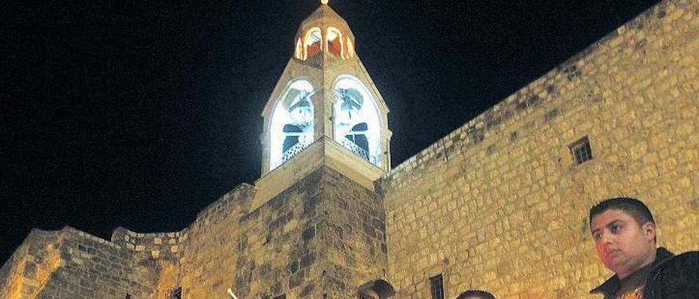 Historischer Ort, heute Kriegsschauplatz. Palästinenser letzte Woche bei einer Mahnwache vor der Geburtskirche in Bethlehem.