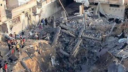 Spur der Zerstörung: Palästinenser besichtigen nach einem israelischen Luftangriff in Khan Younis im südlichen Gazastreifen die Schäden. Foto: Ibraheem Abu Mustafa/Reuters