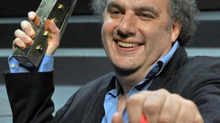 Nach der Verleihung des Deutschen Theaterpreises präsentiert der frühere Cehf des Berliner HAU, Matthias Lilienthal, seinen Preis des Präsidenten. 