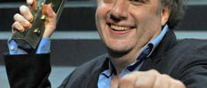 Nach der Verleihung des Deutschen Theaterpreises präsentiert der frühere Cehf des Berliner HAU, Matthias Lilienthal, seinen Preis des Präsidenten. 