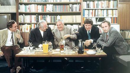 Gruppenbild mit Bücherwand. Die Autoren Theo Pirker, Hans Weigel, Hans Werner Richter, Walter Schmieding und Walter Höllerer (v.l.) diskutieren in der ZDF-Sendung „Literarisches Colloquium“ 1972 die Frage „Sind Tagebücher zeitgemäß?“.