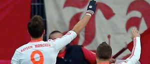 Nur sportliche Freude oder steckt hinter dem Jubel der Bayern-Profis Mario Mandzukic (l.) und Xherdan Shaqiri doch mehr?