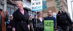 Protest gegen Bebauung der Rummelsburger Bucht Protest gegen den Bebauungsplan - Ostkreuz: Über tausend Menschen protestieren gegen die weitere Bebauung der Rummelsburger Bucht. Die Demonstranten kritisieren, dass ein Wasserpark ( Coral World ), ein Hotel und Luxuswohnungen anstatt günstigem Wohnraum, Gemeinschaftsprojekten, einer Grundschule und Stadtnatur geplant sind und forden den Stop des Bebaungsplans. Demonstrantin mit Schild: Keine Haie in der Bucht. Berlin Berlin Deutschland *** Protest against the development of Rummelsburg Bay Protest against the Ostkreuz development plan More than a thousand people protest against the further development of the Rummelsburg Bay The protesters criticize that a water park Coral World a hotel and luxury apartments instead of cheap housing community projects of a primary school and urban nature