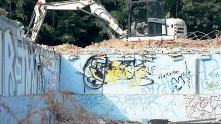 Hier war’s. Ein Bagger am Beckenrand im Sommerbad Poststadion. Dieser Tage entscheidet sich, ob es zu einer Wiedereröffnung kommt. Moabiter wünschen sich das. Foto: Bilan/dapd