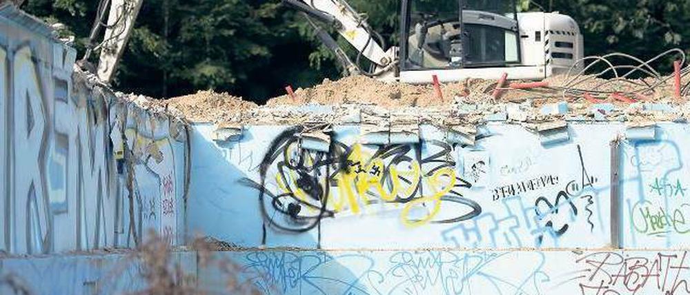 Hier war’s. Ein Bagger am Beckenrand im Sommerbad Poststadion. Dieser Tage entscheidet sich, ob es zu einer Wiedereröffnung kommt. Moabiter wünschen sich das. Foto: Bilan/dapd