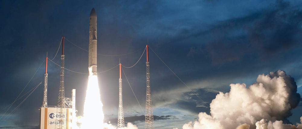 Eine Ariane-5 startet vom europäischen Raumfahrtzentrum Kourou in Französisch Guayana.