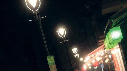 Strom oder Gas? Ein Unterschied ist nicht auszumachen, das Licht bleibt weich. In der Falckensteiner Straße in Kreuzberg kann man die Strahlkraft beider Typen vergleichen