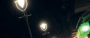 Strom oder Gas? Ein Unterschied ist nicht auszumachen, das Licht bleibt weich. In der Falckensteiner Straße in Kreuzberg kann man die Strahlkraft beider Typen vergleichen