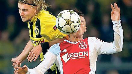 Übersprungen. Dortmunds Marcel Schmelzer (l.) im Zweikampf mit Amsterdams Tobias Sana beim Hinspiel im September. 