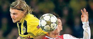 Übersprungen. Dortmunds Marcel Schmelzer (l.) im Zweikampf mit Amsterdams Tobias Sana beim Hinspiel im September. 