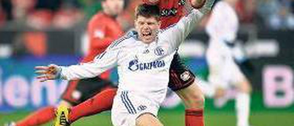 An Haltung verloren. Im vergangenen Bundesliga-Spiel gegen Leverkusen hatte Huntelaar (unten) bei 77 Prozent seiner Zweikämpfe das Nachsehen.Foto: dapd