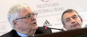 Reden nicht mehr mit-, sondern nur noch übereinander. Theo Zwanziger (l.) und Wolfgang Niersbach.
