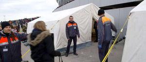 Bitte hier entlang: Ein Fan wird von den Sicherheitskräften für eine "Ganzkörperkontrolle" in das dafür vorgesehene Zelt gebeten.