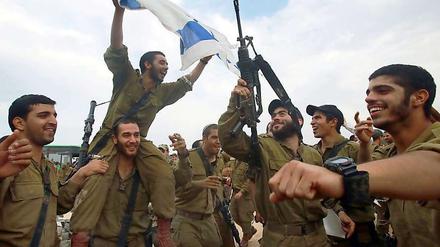 Israelische Soldaten feiern den Waffenstillstand.