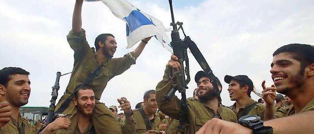 Israelische Soldaten feiern den Waffenstillstand.