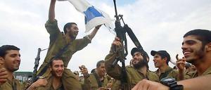 Israelische Soldaten feiern den Waffenstillstand.