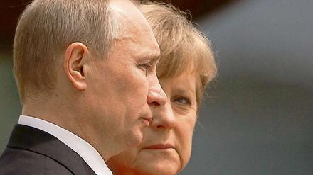 Kritischer Blick: Bundeskanzlerin Angela Merkel trifft am kommenden Freitag den russischen Präsidenten Wladimir Putin in Moskau. 
