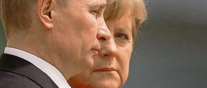 Kritischer Blick: Bundeskanzlerin Angela Merkel trifft am kommenden Freitag den russischen Präsidenten Wladimir Putin in Moskau. 