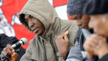  Augustine Onyema berichtet, wie Polizisten ihm den Nacken verletzten. Der Nigerianer hat immer noch Schmerzen.