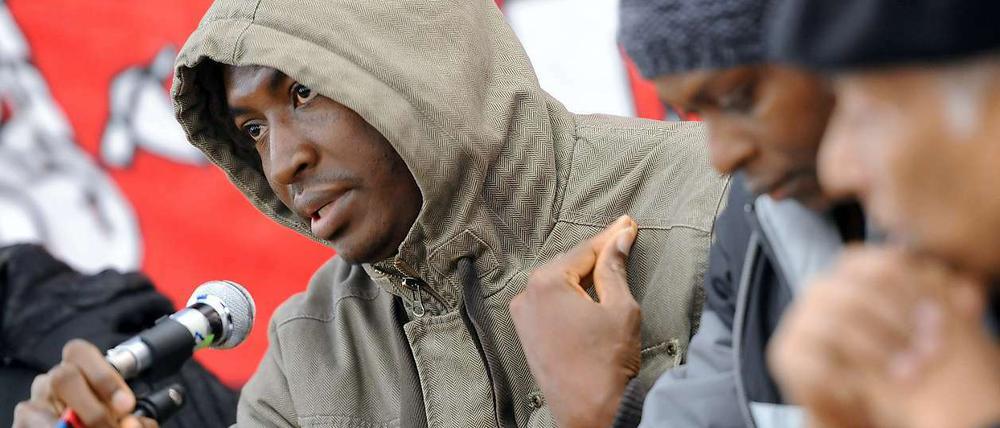  Augustine Onyema berichtet, wie Polizisten ihm den Nacken verletzten. Der Nigerianer hat immer noch Schmerzen.