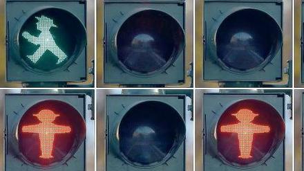 Ampelmännersache. An drei Kreuzungen in der Stadt blinkt jetzt das rote Licht, wenn die Fußgänger die Fahrbahn verlassen sollen. Weitere Modellprojekte folgen.